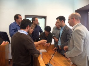 Reunión de los concejales de gobierno y oposición antes de empezar el pleno.