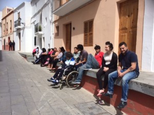 Los afectados por los desalojos pedían ayuda y protestaban frente a la sede de Can Botino durante los días posteriores.