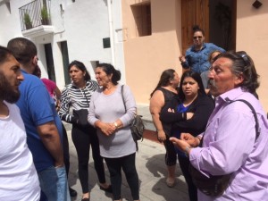 El portavoz de los afectados por los desalojos (dcha.) frente a la sede de Can Botino.