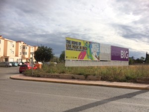 Una valla denunciada y con expediente abierto duplica su tamaño en un solar rústico de Platja d'en Bossa. Foto: L.A.