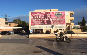 Valla publicitaria en un cruce de Platja d'en Bossa, en el lindero de una parcela, cuando debe estar a un mínimo de diez metros, según la normativa.