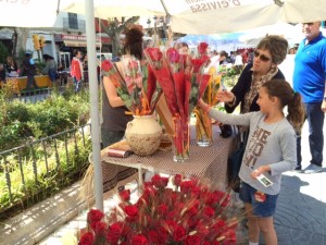 Uno de los puestos de venta de rosas en el paseo Vara de Rey. 