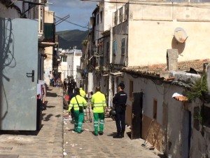 Operarios trabajando en la calle Alt de sa Penya. 