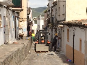 Los operarios y trabajadores del ayuntamiento, actuando en las viviendas de la calle Alt.