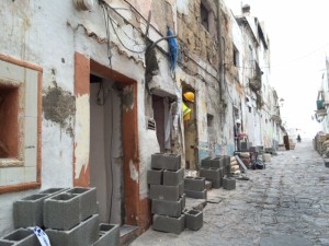 Bloques de hormigón en las puertas de las viviendas que serán tapiadas.