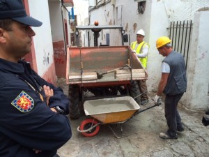 Operarios cargando una carretilla de hormigón para reforzar el tapiado de las viviendas desalojadas. Foto: L.A.