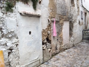 Viviendas con las puertas y ventanas tapiadas. 