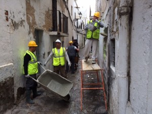 Los operarios trabajan en el tapiado de puertas y ventanas. Fotos: L.A.