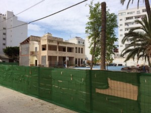 La parte del colegio de sa Graduada que aún queda por derribar para los nuevos juzgados. 