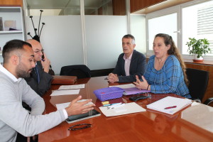 Reunión de la mesa insular de la vivienda representantes del Consell, Hacienda y afectados por los alquileres. 