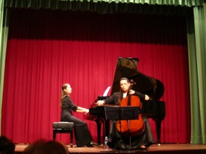 la violonchelisa Mónica Marí y de la pianista María José Perete en un concierto. 