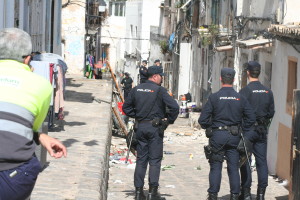 Policías en la calle Alt con motivo del desalojo de sa Penya.