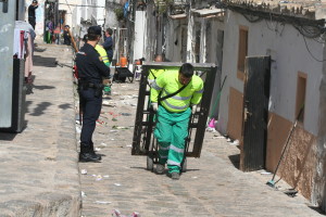 Un operario retira objetos tras el desalojo. 