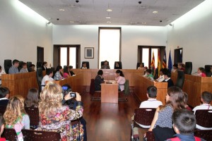 Rafa Ruiz, alcalde de Vila, presidente el pleno infantil celebrado este viernes en Can Botino.