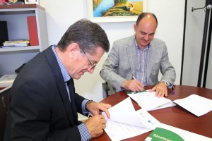 Vicent Marí i Antoni Guasch signen el conveni de col·laboració entre Ajuntament i Estació Náutica.