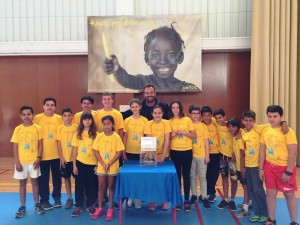 Varios alumnos posan con Carlos Ramón, fundador de la ONG ibicenca Juntos.