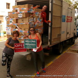 Los voluntarios de SOS Ibiza Ayuda a los Refugiafos con el palet de medicamentos.