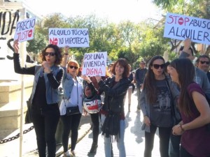 Las pancartas aluden a la problemática de encontrar un piso a buen precio. Foto: Luciana Aversa