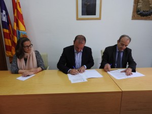 La firma del convenio entre el Consell de Formentera y Endesa. 