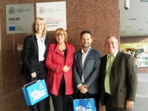 Carmen Ferrer, Mariano Juan, Carmen Vidal y Emeterio Moles, a la entrada del edificio ministerial.