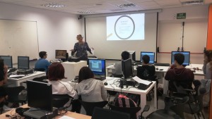 Els alumnes de l'Institut de sa Blanca Dona durant el taller de radio.