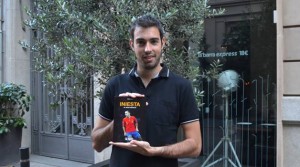 Víctor Malo, con su libro dedicado a Iniesta bajo el título 'Iniesta: el genio discreto'.