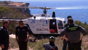 Momento en el que trasladaban al hombre en el helicóptero de la Guardia Civil hasta Can Misses. Foto: Ibiza Producciones