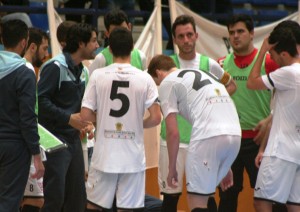 Marlon Velasco, entrenador de la Peña FS, da instrucciones a sus jugadores.