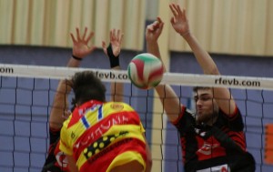 Raúl Muñoz remata a la red durante el partido frente al CAI Voleibol Teruel. Fotos: C. V.