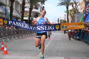 Adrián Guirado cruza en solitario la línea de meta en el Passeig de s'Alamera. Fotos: C. V.