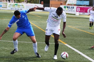 Somen intenta zafarse de un defensa contrario en una acción de la primera mitad.