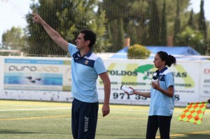 Dani Mori, entrenador de la Peña, da instrucciones a sus jugadores desde la banda. Foto: C. V.