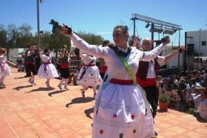 Un momento del baile protagonizado por el Grupo de Danzas de Logroño. Fotos: C. V.