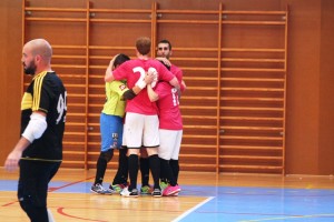 Los jugadores de la Peña FS celebran el 2-1 conseguido por Pedro. Foto: C. V.