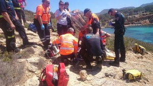 Imagen del momento en el que los servicios de Emergencias atendían al hombre. 