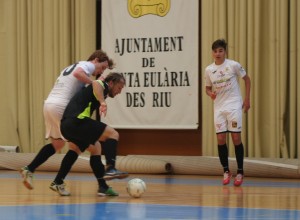 Álex Medina presiona a un rival durante el partido frente al Riera. Foto: V. R.