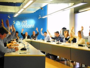 Una imagen de una de las votaciones durante el pleno del Ayuntamiento de Sant Antoni.