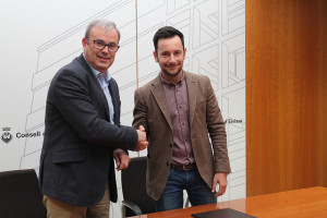 Vicent Torres y Rafa Ruiz, tras la firma del convenio.