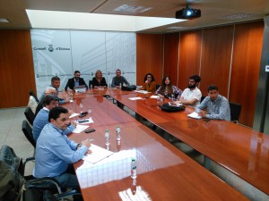 Imagen de la reunión entre los representantes institucionales para impulsar el uso del vehículo eléctrico y la energía solar. 