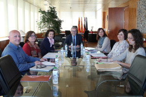 Imagen de la reunión que ha tenido lugar en el Consell, que asumirá la gestión de dos de las tres residencias de la isla.