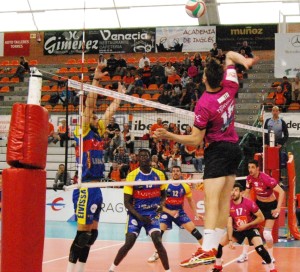 Lorenzo Bonetti, jugador del Teruel, remata el balón ante Ronchi. Foto: CAI Teruel