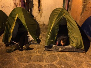 Anoche, los desocupados montaron algunas tiendas de campaña en la calle. 