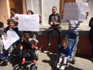 La protesta se está llevando a cabo frente a las puertas de Can Botino.