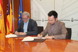 Torres y Ruiz firmando el convenio para la apertura del Cetis.