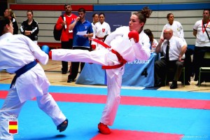 Cristina Ferrer lanza una patada durante una competición internacional de kumite.