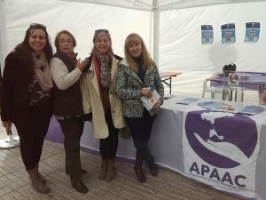 Voluntarias de APAAC en un acto celebrado en el Paseo Vara de Rey.