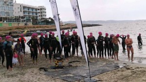 Los participantes en la I Travesía Canal de Sant Antoni, poco antes de la salida. Foto: Elitechip