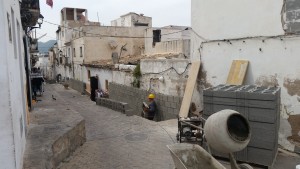 Los obreros levantando el muro de sa Penya.