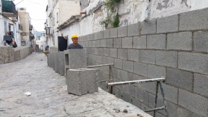 Imagen de la construcción del muro sa Penya. 