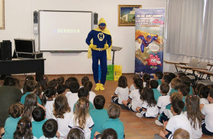 El Guerrero de la Limpieza esta mañana en el Colegio Mare de Déu de les Neus de Sant Jordi. 